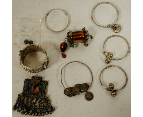 A small collection of assorted jewellery to include; coin mounted bracelet, hardstone and white metal mounted pendant, filigr