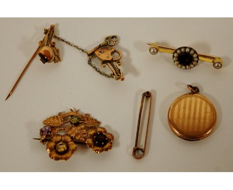 Assorted yellow metal and 9ct gold to include; seed pearl set bar brooch, amethyst and garnet set leaf brooch, engine turned 