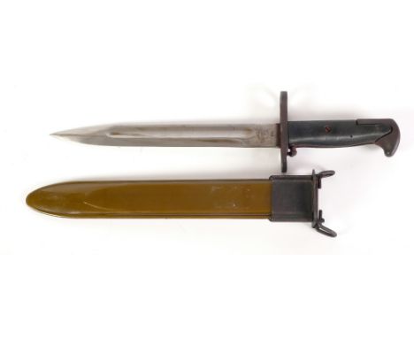 AMERICAN M1 KNIFE BAYONET, the single edge fullered blade stamped US 1943, 9 1/2" (40cm) long, handle with ribbed plastic gri