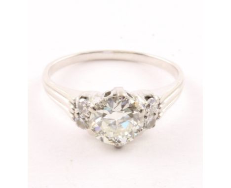 SOLITÄR-RING, 750/ooo Weißgold, besetzt mit einem Altschliffdiamanten von ca. 1,5 ct., w - si, sowie vier kleinen Diamanten, 