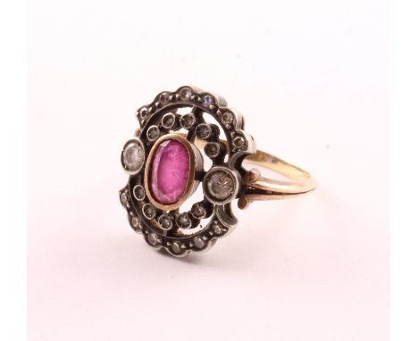 HISTORISCHER RING, 500/ooo Rotgold und Silber, besetzt mit einem zentralen Rubin und Diamantrosen, RG 60, 5,7g, um 1900 