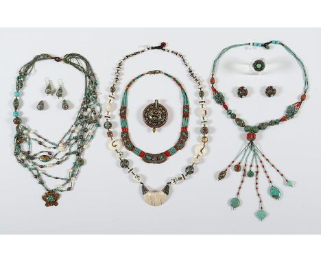 KONVOLUT ETHNOSCHMUCK, bestehend aus einem Paar Ohrclips, vier Ketten, einem Anhänger und einem Ring, besetzt mit Türkis, Kor