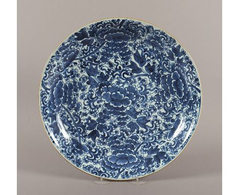 GROSSER TELLER, Porzellan, dichtes Dekor in Unterglasurblau, Päonienranken, Dm 36, Rand minst.best., CHINA, Kangxi