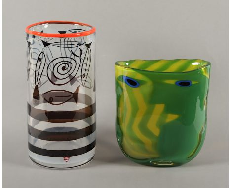 ZWEI VASEN, Glas, polychrome Einschmelzungen und Färbungen, H 22,5 und 29,5, signiert Anne NILSSON (*1953), ORREFORS 