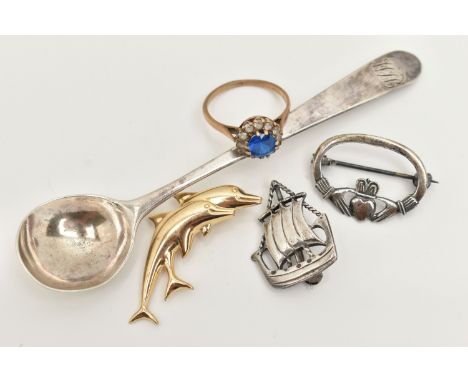 A 9CT GOLD RING, A YELLOW METAL BROOCH AND OTHER ITEMS, the ring designed as a cluster set with a central synthetic blue spin