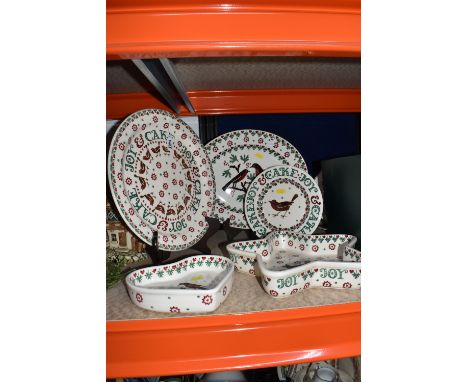 FIVE PIECES OF EMMA BRIDGEWATER CHRISTMAS SERVING WARE, with sponged designs of robins and stars in red and green, comprising