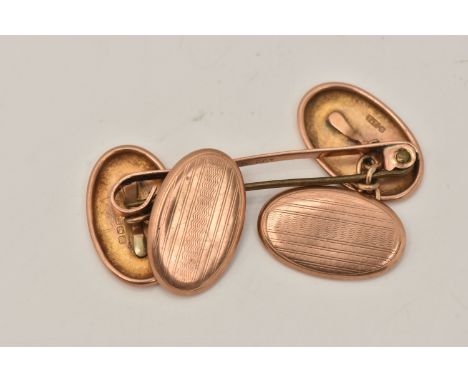 A PAIR OF 9CT GOLD CUFFLINKS WITH A BAR BROOCH, the oval chain link cufflink with engine turned decoration, approximate lengt