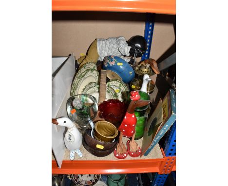 A GROUP OF MIXED MISCELLANEOUS ITEMS to include a quantity of Royal Doulton 'Countess' plates and bowls and a small group of 