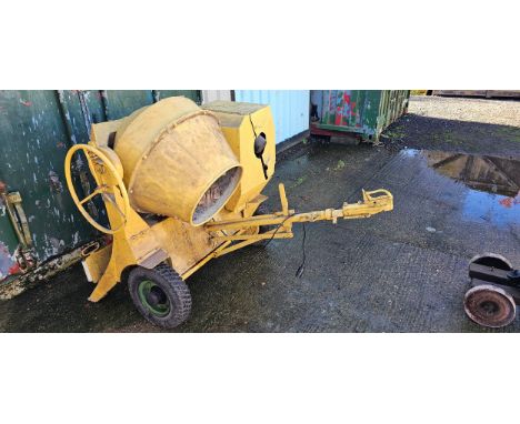 A trailer cement mixer with Petter type PAZ1 engine fitted, drum brakes, unused for many years. (1 item)