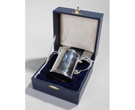 Elizabeth II silver tankard, Birmingham 1992, maker R & Co, the tapered body with scroll handle, 7cm high, 4oz