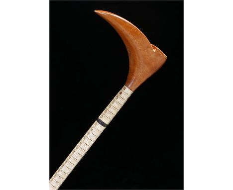 20th century fish vertibra walking stick the boxwood crook handle in the form of a shoe. Length 86.5cm