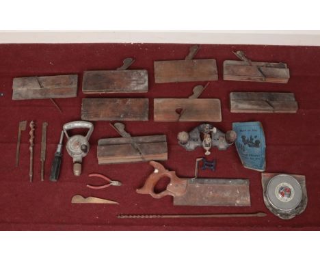 A box of vintage tools. Comprising of wood plains, a Record Router Plane No 071 and a hand-held saw etc.  Condition fair. Age