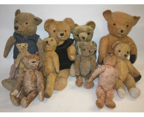 VARIOUS TEDDY BEARS including a small early Teddy Bear with black boot button eyes and long limbs. Also with a variety of oth