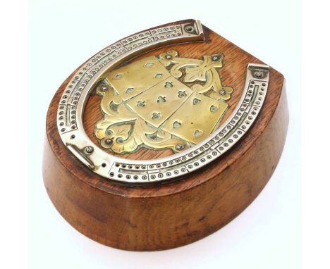 Edwardian oak horse shoe shaped cribbage board. Unfortunately we are not doing condition reports on this sale.