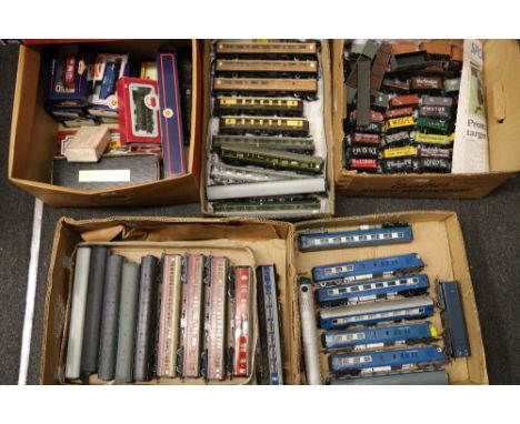 OO gauge model railways: Jouef diesel locomotive D285 boxed; Dapol 0-6-0 Warrington locomotive, boxed; Bachmann Branch-Line c