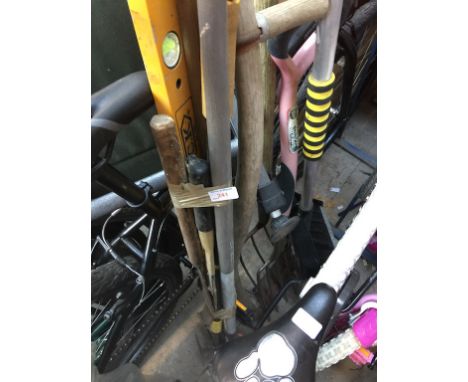 VARIOUS GARDEN TOOLS