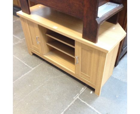LIGHT WOOD TV STAND