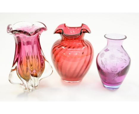 A Murano glass vase, a ruby glass Darlington vase with an internal wrythen decoration and a Caithness vase (3) 
