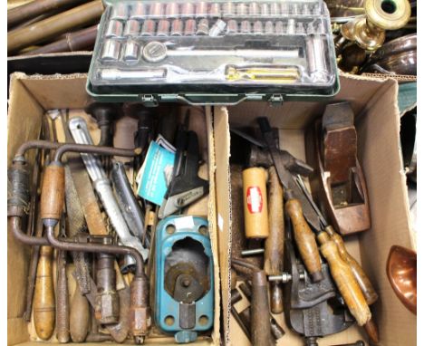 A quantity of woodworking tools, to include a plane, vice, chisel, rasp, hand drills, etc (2) 