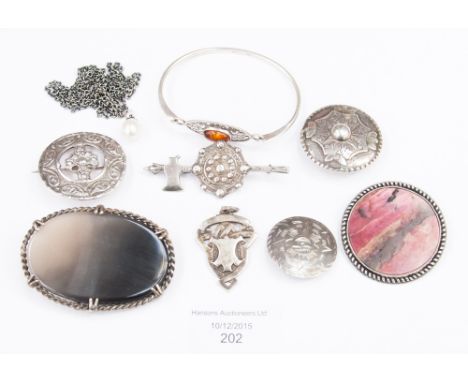 A pearl pendant with silver chain, a silver bangle with amber, two silver framed agate brooches, silver medallion, four silve