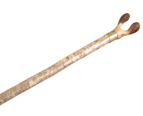 ROGER BROOKS, HEREFORDSHIRE: A WALKING/SHOOTING STICK&nbsp;the hazel shaft with brass collar and carved lime thumbpiece handl
