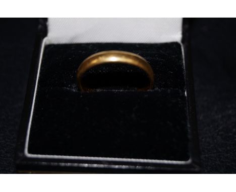 22ct gold wedding band size R 3.4 grams
