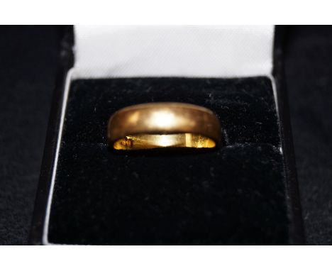 22ct gold wedding band size O 5.6 grams