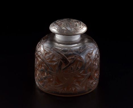 Flacon à parfum "Epines" en verre pressé moulé signé R Lalique, circa 1920, à décor en creux émaillé brun de branches de ronc