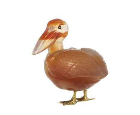 Pélican sculpté en agate dans le goût de Fabergé, les yeux en diamants et les pattes palmées en or, boîte, h. 4,8 cm (dégât)E