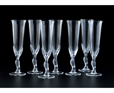 Collection de 6 flûtes à champagne en cristal , Signées Igor Carl Fabergé, la jambe à décor moulé en relief de deux colombes