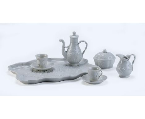 Service à café tête-à-tête en porcelaine blanche de Capodimonte, XIXe s, 6 pièces comprenant 1 cafetière, 2 tasses et sous-ta