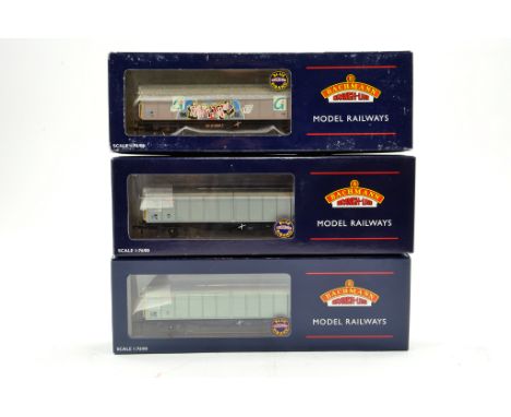 Bachmann 00 Gauge trio of 46 Tonne Wall Vans in Railfreight Livery, one with graffiti. Excellent to Near Mint in Boxes. 