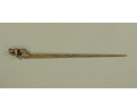 A First World War socket bayonet, length 51 cm.