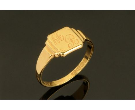 An 18 ct gold signet ring initialled MB, Size K, 2.2 grams.