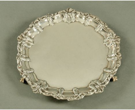 A silver salver 1903, maker Harrison Brothers and Howson, 441 grams, diameter 25.5 cm.