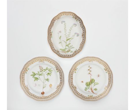Zwei runde und eine ovale Flora Danica-Servierplatte mit durchbrochenem RandPorzellan, farbiger Aufglasurdekor, Vergoldung. B