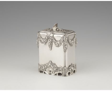 Außergewöhnlicher George II Tea CaddySilber. Auf einem geschweiften Sockel der quaderförmige Korpus mit flachem Schiebedeckel