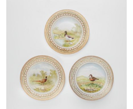 Drei Royal Copenhagen-Speiseteller mit FederviehPorzellan, farbiger Aufglasurdekor, Vergoldung. Perlmodell. Spiegelfüllende L