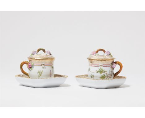 Zwei Flora Danica-Deckeltassen auf eckigen UntertassenPorzellan, farbiger Aufglasurdekor, Vergoldung. Auf dem Boden der Tasse