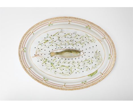 Fish Drainer Flora DanicaPorzellan, farbiger Aufglasurdekor, Vergoldung. Die Pflanze innen bezeichnet "Convolvulus arvensis v