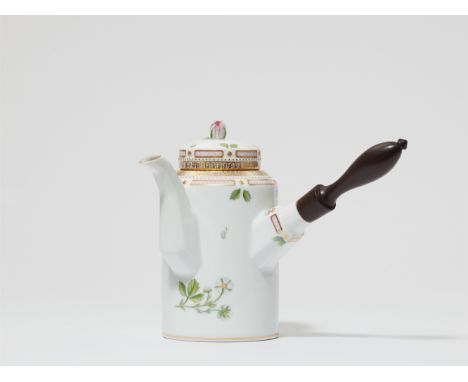 Schokoladenkanne Flora Danica mit DeckelPorzellan, farbiger Aufglasurdekor, Vergoldung, ebonisierter Holzhenkel. Auf dem Bode