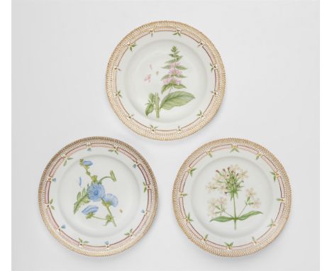 Drei Speiseteller Flora DanicaPorzellan, farbiger Aufglasurdekor, Vergoldung. Dekor unterseitig bezeichnet "Saponaria officin