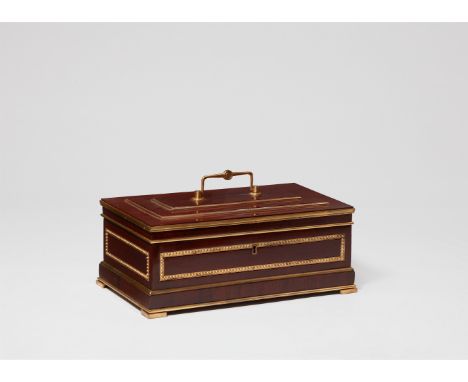 Große Schatulle von David RoentgenMahagoni auf Eiche, Messingbänder. Oblonge Kastenform mit getrepptem Klappdeckel und oben b