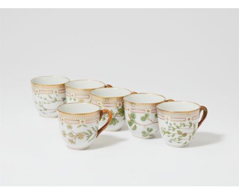 Sechs Flora Danica-Kaffeetassen mit UntertassenPorzellan, farbiger Aufglasurdekor, Vergoldung. Auf den Tassen sechs verschied
