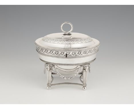 George III Tea CaddySilber. Auf vier kannelierten Säulenfüßen mit Widderkopfmaskarons ein ovaler Haltering für den eingehängt