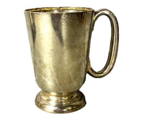 A George VI silver mug, no inscriptions, hallmarked Sheffield 1932, Walker & Hall, 13cm, 345 g.   The Alastair & Sheila Brook