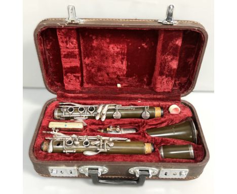 A Lark clarinet, M4001, with travel case.&nbsp;