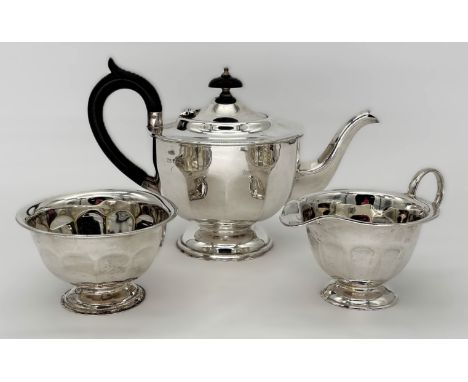 A George V silver coffee service, all hallmarked Sheffield 1930 Viner's Ltd, tea pot 16cm, 705 g gross.&nbsp;