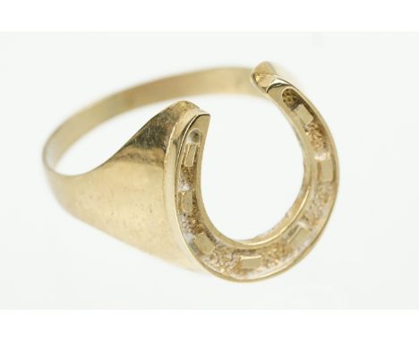 9ct gold horse shoe ring with moulded details. Hallmarked present but rubbed. Size S.5. 