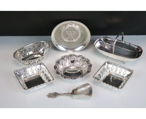 Group of silver items to include a small silver circular dish (issued by Hoares Bank, Cheapside, London to all its customers 